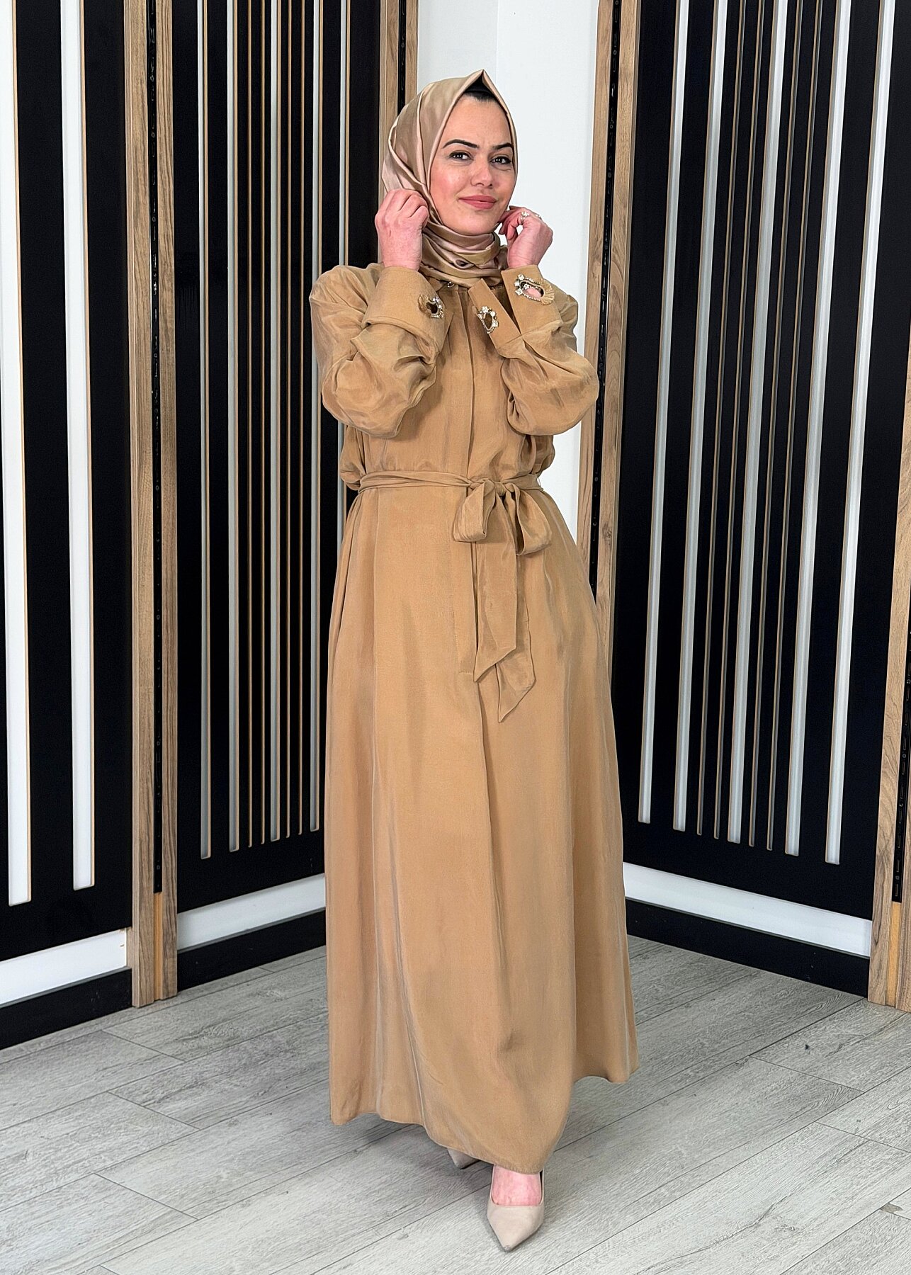 Clande Yakası ve Bileği Taşlı Cupra Elbise CAMEL - 3