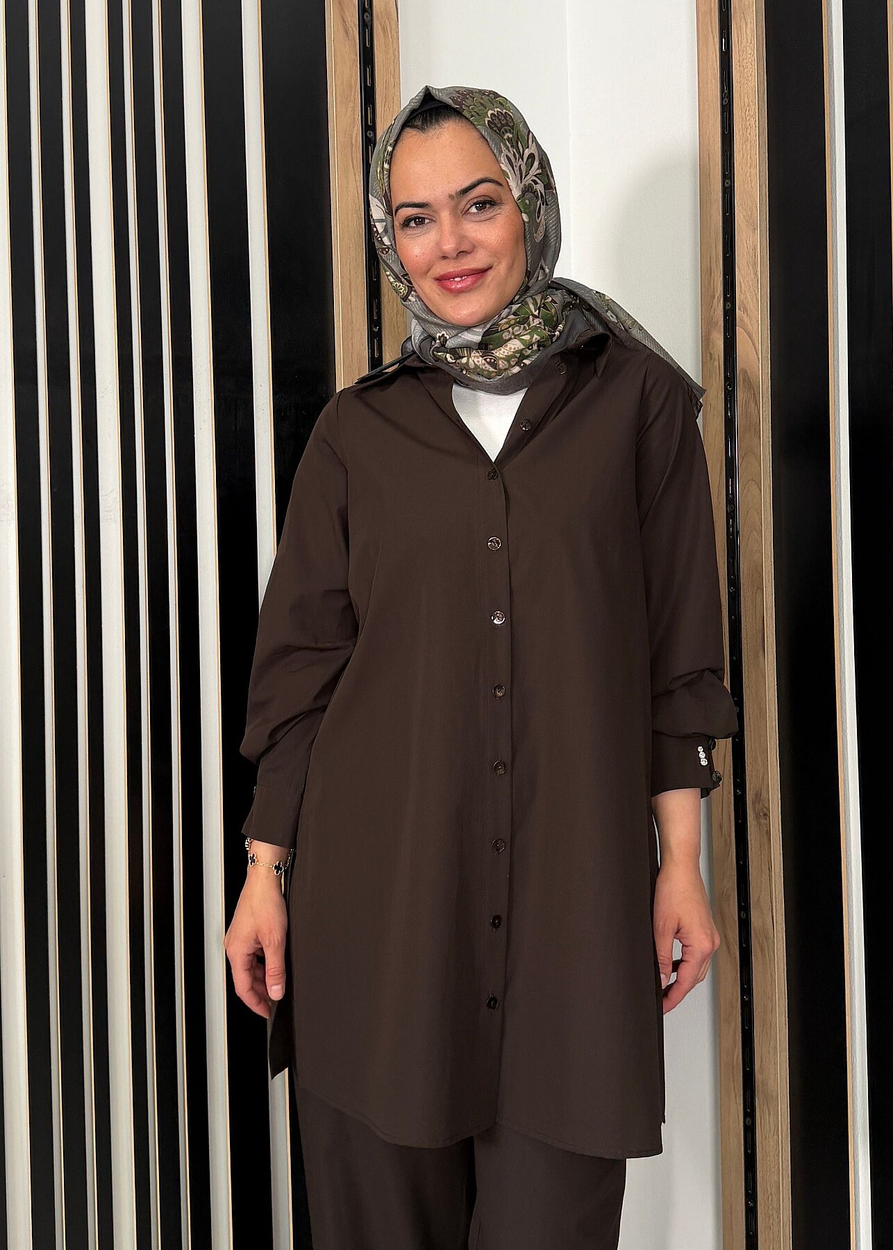 Miss Dalida Yanları Yırtmaçlı Düz Renk Poplin Gömlek Cacao - 3