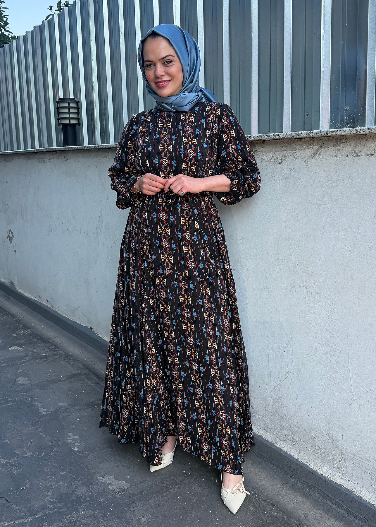 MissWhence Bileği Lastikli Kuşaklı Elbise Siyah Baskılı - 3